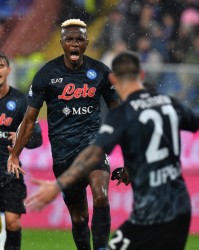  奥斯梅恩戴帽，那不勒斯狂胜弱旅  