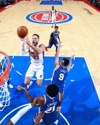  恩比德内线翻江倒海，76人主场横扫活塞获连胜