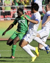  昂热锋线双煞配合默契，帽子戏法助球队登顶积分榜