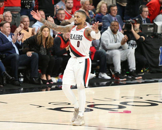  利拉德超远三分压哨绝杀，开拓者惊险战胜独行侠