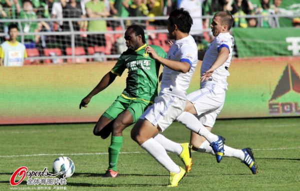  昂热锋线双煞配合默契，帽子戏法助球队登顶积分榜